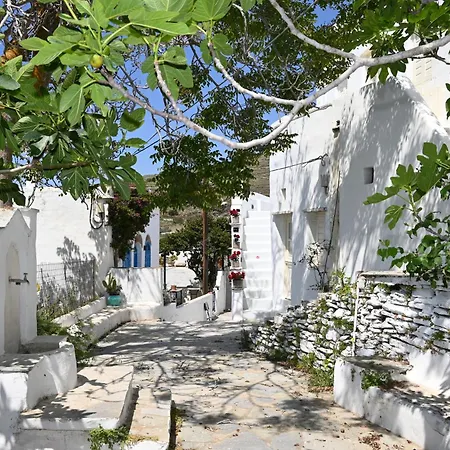 Kariki Triantaros Tinos