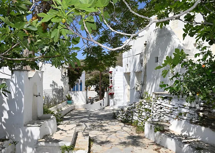 Kariki Triantaros Tinos